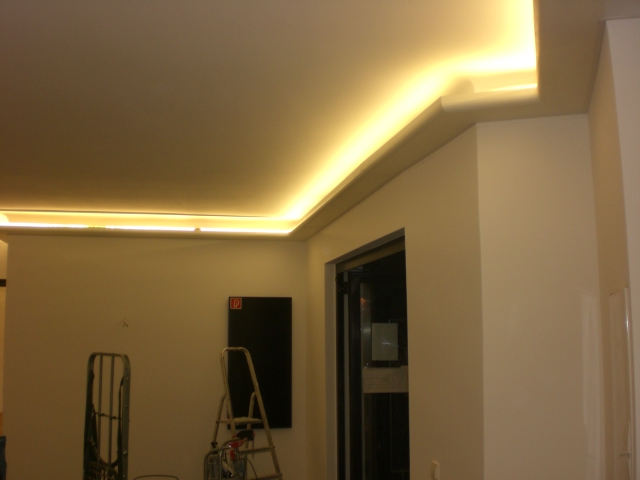 Decke mit LED Lichtleiste