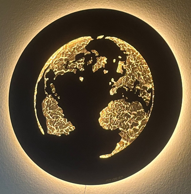 LED Wandleuchte mit Weltkugel